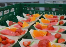 Een fruitig ontvangst: schaaltje met Elefant sinaasappel, WeDe aardbeien en Amadore watermeloen